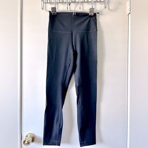 Lululemon Wunder Unders (Luxtreme) in True Navy, Size 6, 25”
